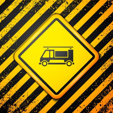 Sarı arka planda siyah itfaiye aracı ikonu var. İtfaiye. İtfaiyeciler acil durum aracı. Uyarı işareti. Vektör.