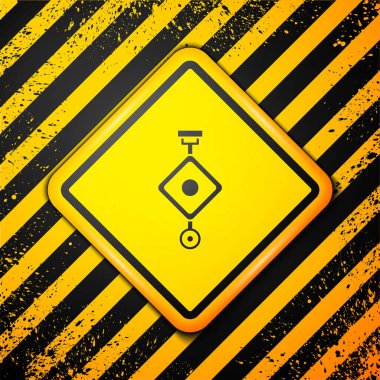 Sarı zemin üzerinde siyah Çin kağıt fener ikonu izole. Uyarı işareti. Vektör.