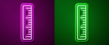 Parlayan neon çizgisi cetvel simgesi mor ve yeşil arkaplanda izole edildi. Düz sembol. Vektör.