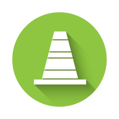 Beyaz trafik konisi simgesi uzun gölgeli izole edildi. Yeşil daire düğmesi. Vektör.