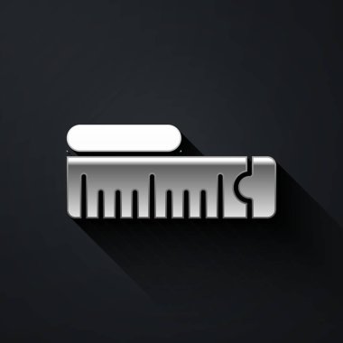 Gümüş şerit mezura simgesi siyah arkaplanda izole edildi. Ölçüm bandı. Uzun gölge tarzı. Vektör.