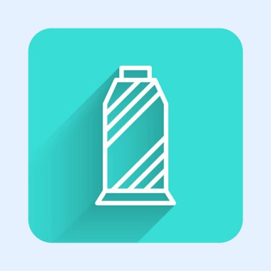 Makarna simgesine uzun gölgeli beyaz çizgili dikiş ipliği. İplik makarası. İplik kutusu. Yeşil kare düğmesi. Vektör.