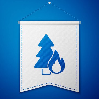 Alevler içindeki mavi yanan orman ağaçları mavi arka planda izole edilmiş ikon. Doğal afet konsepti. Beyaz flama şablonu. Vektör.