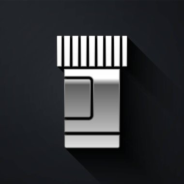 Gümüş ilaç şişesi ve siyah arka planda izole edilmiş hap ikonu. Şişe hapı işareti. Eczane tasarımı. Uzun gölge tarzı. Vektör.