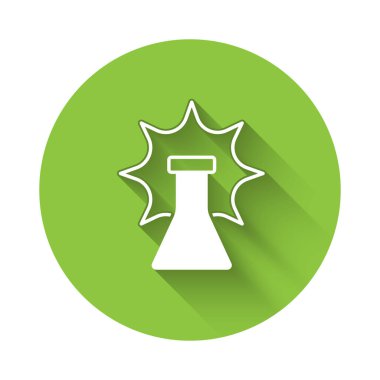 Beyaz Kimya deneyi, şişe ikonundaki patlama uzun gölgeli izole edilmiş. Test tüpünde kimyasal patlama. Yeşil daire düğmesi. Vektör.
