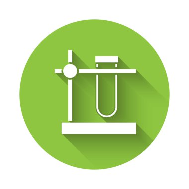 Kürsüde uzun gölgeli beyaz cam test tüpü ikonu var. Laboratuvar ekipmanları. Yeşil daire düğmesi. Vektör.