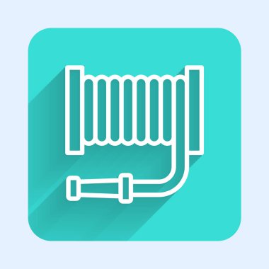 Beyaz çizgili itfaiye hortumu ikonu uzun gölgeli izole edilmiş. Yeşil kare düğmesi. Vektör.