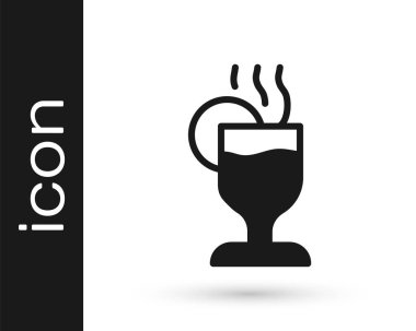 Beyaz arka planda izole edilmiş, bir bardak içecek ve malzeme ikonu olan siyah şarap. Tarçın çubuğu, karanfil, limon dilimi. Vektör.