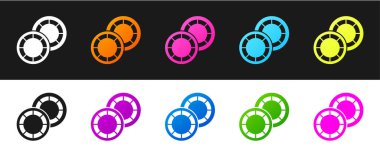 Kumarhane çipleri simgesini siyah beyaz arkaplanda izole et. Kumarhane kumarı. Vektör.