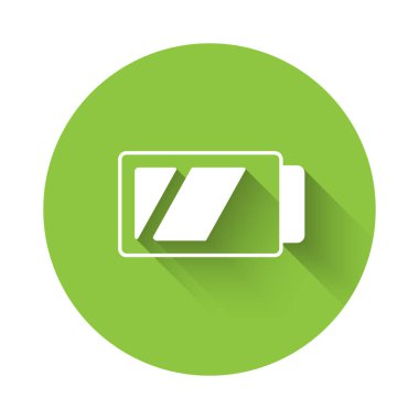 Kamera simgesi için beyaz batarya uzun gölgeli izole edilmiş. Şimşek sembolü. Yeşil daire düğmesi. Vektör.