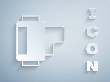 Kağıt kesiği, gri arkaplanda izole edilmiş eski model film rulo kartuş simgesi. 35 mm 'lik film kutusu. Film şeridi fotoğrafçı ekipmanı. Kağıt sanatı tarzı. Vektör.