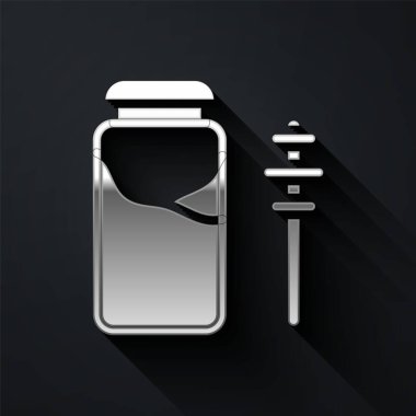 Siyah arka planda gümüş kavanoz bal ve ballı şeker çubuğu ikonu var. Yiyecek bankası. Tatlı doğal gıda sembolü. Tatlı kepçe. Uzun gölge tarzı. Vektör.