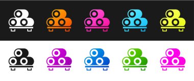 Sushi 'yi siyah beyaz arkaplanda izole edilmiş kesme tahtası simgesine ayarla. Tahtada Asya yemeği suşisi. Vektör.