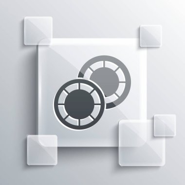 Gri Kumarhane çipleri simgesi gri arka planda izole edildi. Kumarhane kumarı. Kare cam paneller. Vektör.