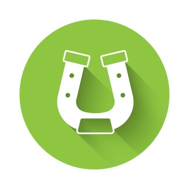 Beyaz Nal ikonu uzun gölgeli izole edilmiş. Yeşil daire düğmesi. Vektör.