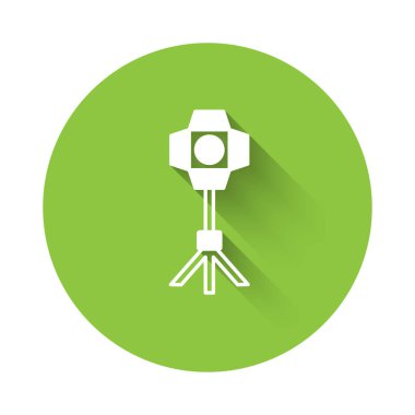 Softbox simgesinde uzun gölgeli beyaz atölye ampulü. Gölge yansıma tasarımı. Yeşil daire düğmesi. Vektör.