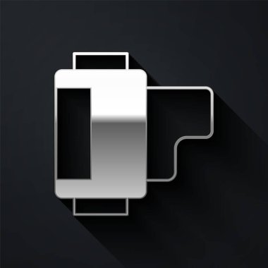 Siyah arka planda izole edilmiş gümüş renkli film rulo kartuş ikonu. 35 mm 'lik film kutusu. Film şeridi fotoğrafçı ekipmanı. Uzun gölge tarzı. Vektör.