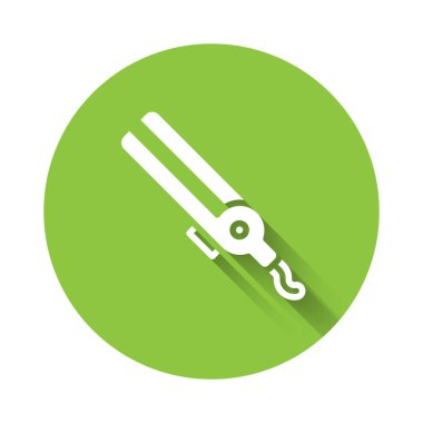 Saç ikonu için uzun gölgeli beyaz saç maşası. Saç düzleştirici ikonu. Yeşil daire düğmesi. Vektör.