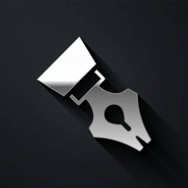 Gümüş Çeşme kalem ucu simgesi siyah arkaplanda izole edilmiş. Kalem aleti işareti. Uzun gölge tarzı. Vektör.