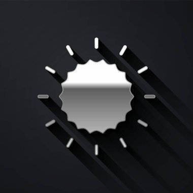 Gümüş Güneş simgesi siyah arkaplanda izole edildi. Uzun gölge tarzı. Vektör.