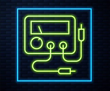 Parlayan neon hattı Ampere ölçer, multimetre, voltmetre ikonu tuğla duvar arka planında izole edilmiş. Elektrik akımını ölçmek için araçlar. Vektör.