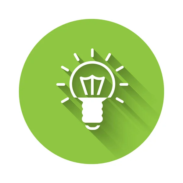 長い影で隔離されたアイコンの概念を持つホワイトライト電球 エネルギーとアイデアのシンボル インスピレーションの概念 緑色の丸ボタン ベクトル — ストックベクタ
