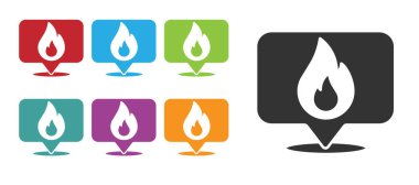 Beyaz zemin üzerinde ateş alev ikonu olan siyah harita işaretçisi. Yakında yangın var. Simgeleri renklendirin. Vektör.