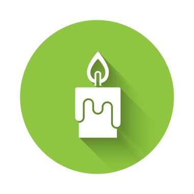 Beyaz yanan mum ikonu uzun gölgeli izole edilmiş. Silindirik mum çubuğu ve yanan ateş. Yeşil daire düğmesi. Vektör.