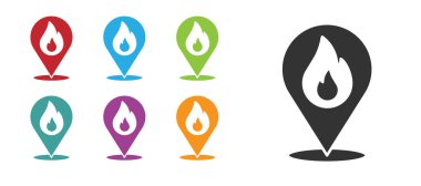 Beyaz zemin üzerinde ateş alev ikonu olan siyah harita işaretçisi. Yakında yangın var. Simgeleri renklendirin. Vektör.