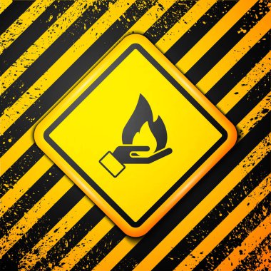 Kara El sarı arka planda izole edilmiş bir ateş ikonu tutuyor. Sigorta konsepti. Güvenlik, güvenlik, koruma, konsept koruma. Uyarı işareti. Vektör.