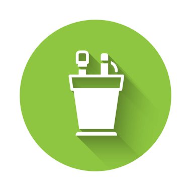 Beyaz Kalem kutusu kırtasiye simgesi uzun gölgeli izole edilmiş. Kalem, kalem, cetvel. Yeşil daire düğmesi. Vektör.