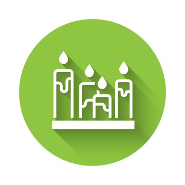 Beyaz yanan mum ikonu uzun gölgeli izole edilmiş. Silindirik aromatik mum çubuğu ve yanan ateş. Mutlu Cadılar Bayramı Partisi. Yeşil daire düğmesi. Vektör.