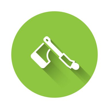 Beyaz tahta balta ikonu uzun gölgeli izole edilmiş. Oduncu baltası. Mutlu Cadılar Bayramı Partisi. Yeşil daire düğmesi. Vektör.