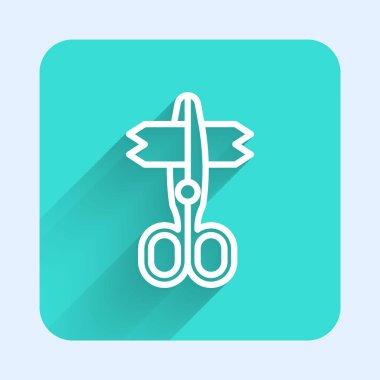 Beyaz çizgi makas simgesi uzun gölgeli izole edilmiş. Terzi sembolü. Alet kesme işareti. Yeşil kare düğmesi. Vektör.