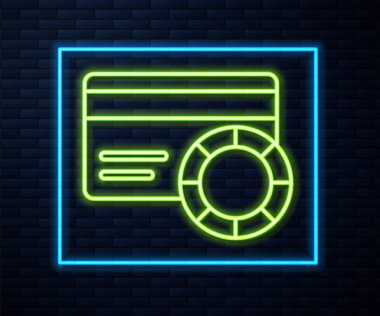 Parlayan neon hattı kredi kartı simgesi tuğla duvar arkasında izole edildi. Çevrimiçi ödeme. Nakit çekilmesi. Finansal operasyonlar. Alışveriş tabelası. Vektör.