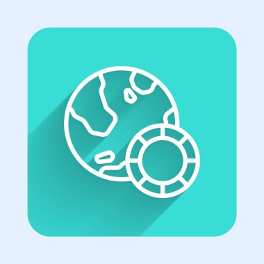 Beyaz çizgi kumarhane çipleri ikonu uzun gölgeli izole edilmiş. Kumarhane kumarı. Yeşil kare düğmesi. Vektör.