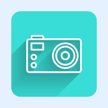 Beyaz çizgi fotoğraf makinesi ikonu uzun gölgeli izole edildi. Foto kamera. Dijital fotoğrafçılık. Yeşil kare düğmesi. Vektör.