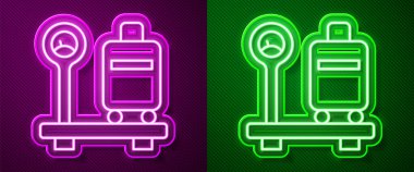 Mor ve yeşil arkaplanda izole edilmiş bavul simgesiyle parlayan neon çizgisi ölçeklendirmesi. Lojistik ve teslimat. Dağıtım paketinin ağırlığı bir ölçekte. Vektör.