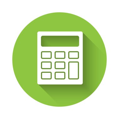 Beyaz Hesap Makinesi simgesi uzun gölgeli izole edilmiş. Muhasebe sembolü. İş hesaplamaları matematik eğitimi ve finans. Yeşil daire düğmesi. Vektör.
