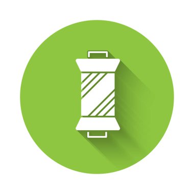 Makarna simgesine uzun gölgeli beyaz dikiş ipliği. İplik makarası. İplik kutusu. Yeşil daire düğmesi. Vektör.