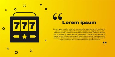 Sarı arka planda izole edilmiş uğurlu yedili ikramiye ikonu olan siyah kumar makinesi. Vektör.