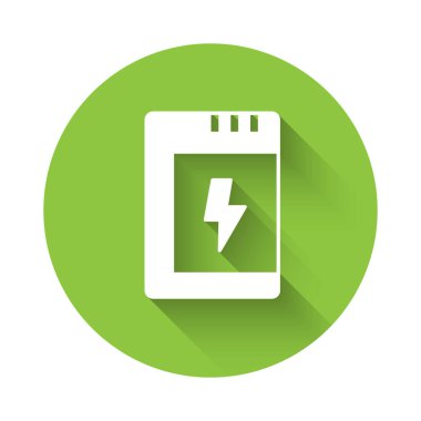 Kamera simgesi için beyaz batarya uzun gölgeli izole edilmiş. Şimşek sembolü. Yeşil daire düğmesi. Vektör.