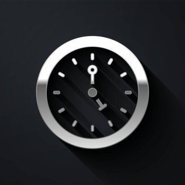 Siyah arkaplanda izole edilmiş Gümüş Saat simgesi. Zaman sembolü. Uzun gölge tarzı. Vektör.