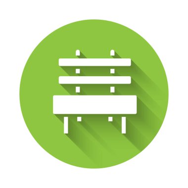 Beyaz Benç simgesi uzun gölgeli izole edilmiş. Yeşil daire düğmesi. Vektör.