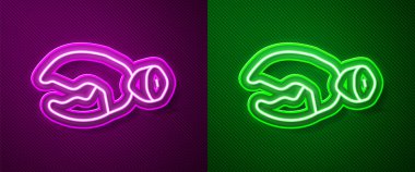 Istakoz ya da yengeç pençesi simgesi mor ve yeşil arkaplanda izole edilmiş. Vektör.