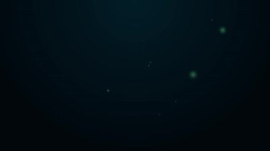 Parlayan neon hattı yanan mum simgesi siyah arkaplanda izole edildi. Silindirik aromatik mum çubuğu ve yanan ateş. Mutlu Cadılar Bayramı Partisi. 4K Video hareketli grafik canlandırması