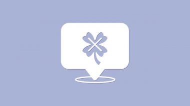 Mor arka planda yonca sembolü olan beyaz kumarhane kumar makinesi. Kumar oyunları. 4K Video hareketli grafik canlandırması