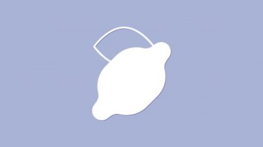 Mor arka planda limon sembolü simgesi olan beyaz kumarhane kumar makinesi. Kumar oyunları. 4K Video hareketli grafik canlandırması