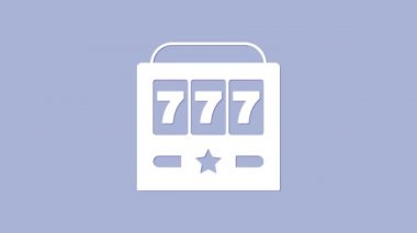 Mor arka planda izole edilmiş şanslı yedili büyük ikramiye ikonu olan beyaz slot makinesi. 4K Video hareketli grafik canlandırması