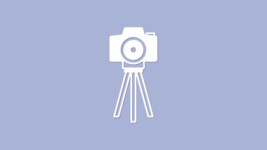 Mor arkaplanda beyaz fotoğraf makinesi simgesi izole edildi. Foto kamera. Dijital fotoğrafçılık. 4K Video hareketli grafik canlandırması